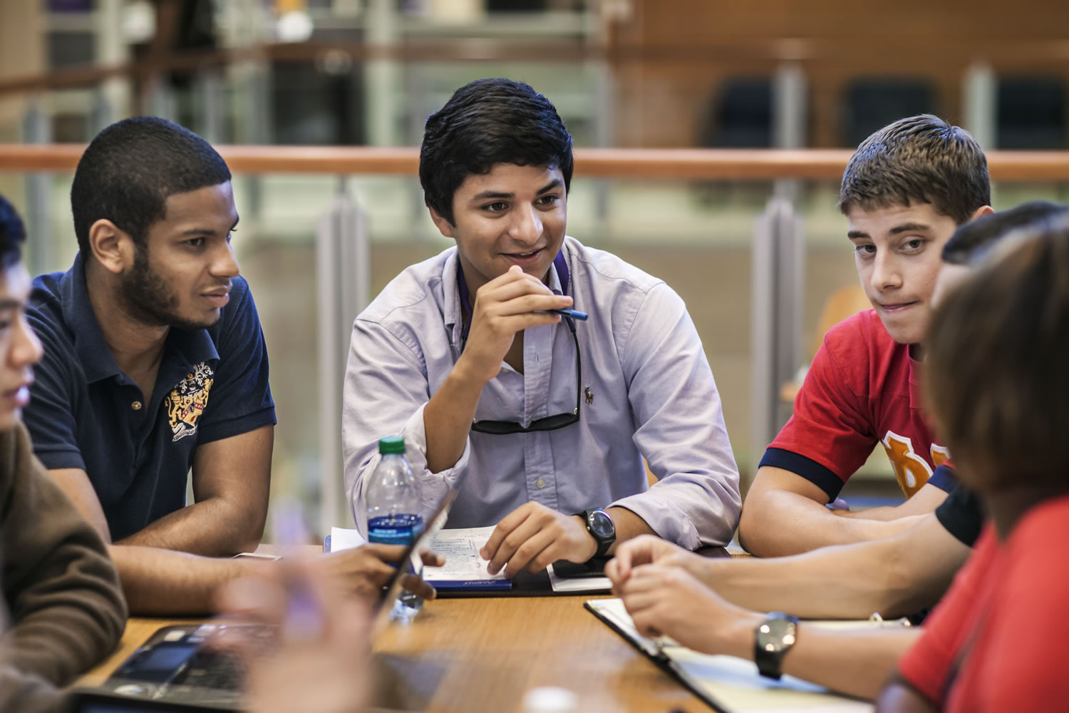 Volunteer meeting with students