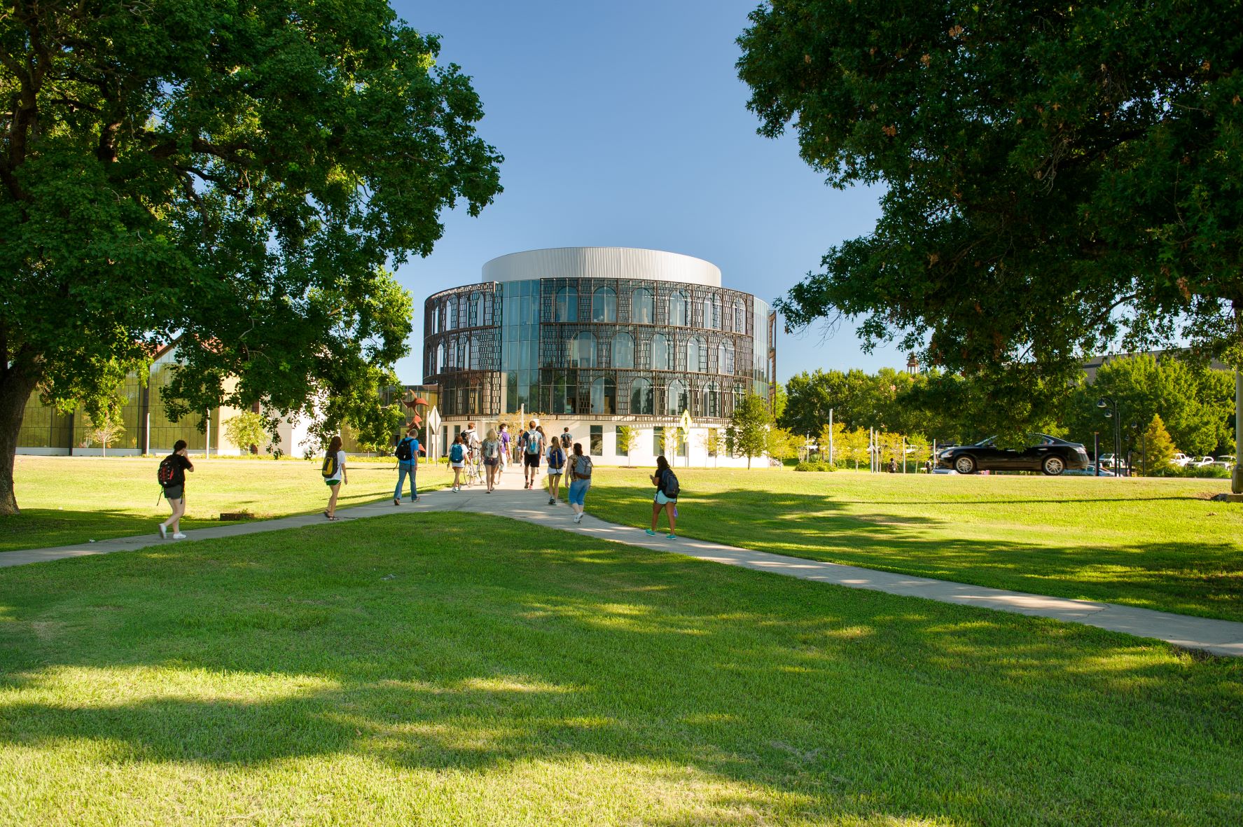 Students crossing the street to the BEC Rotunda