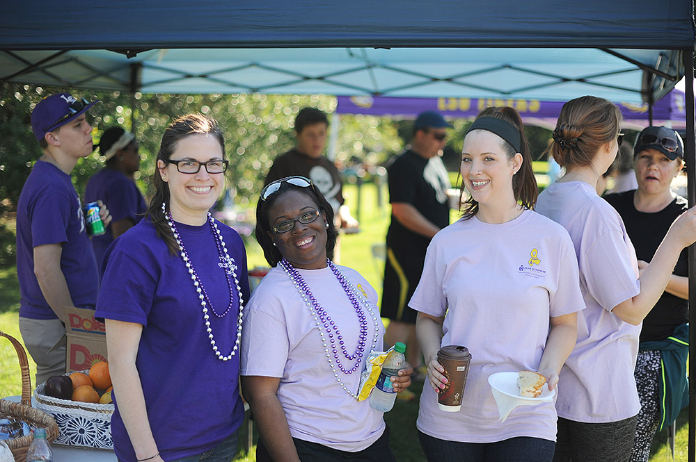 students volunteering